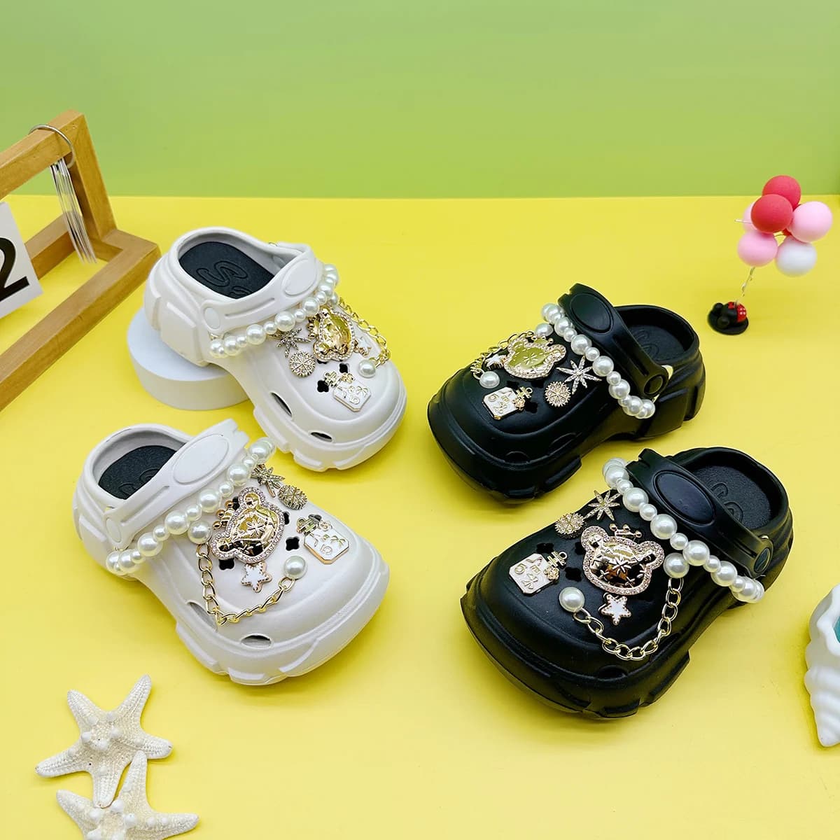 New Stylish Versatile Clogs with Soft Soles, Non-Slip Closed-Toe Sandals, Cartoon Pearl Chain Crown Bear Design, Unisex Children's Parent-Child Slippers 606