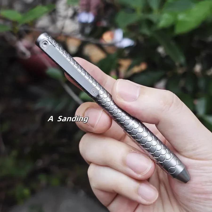 Penna Tattica Premium in Lega di Titanio - Strumento di Scrittura EDC Compatibile con Ricariche Multi-Stile