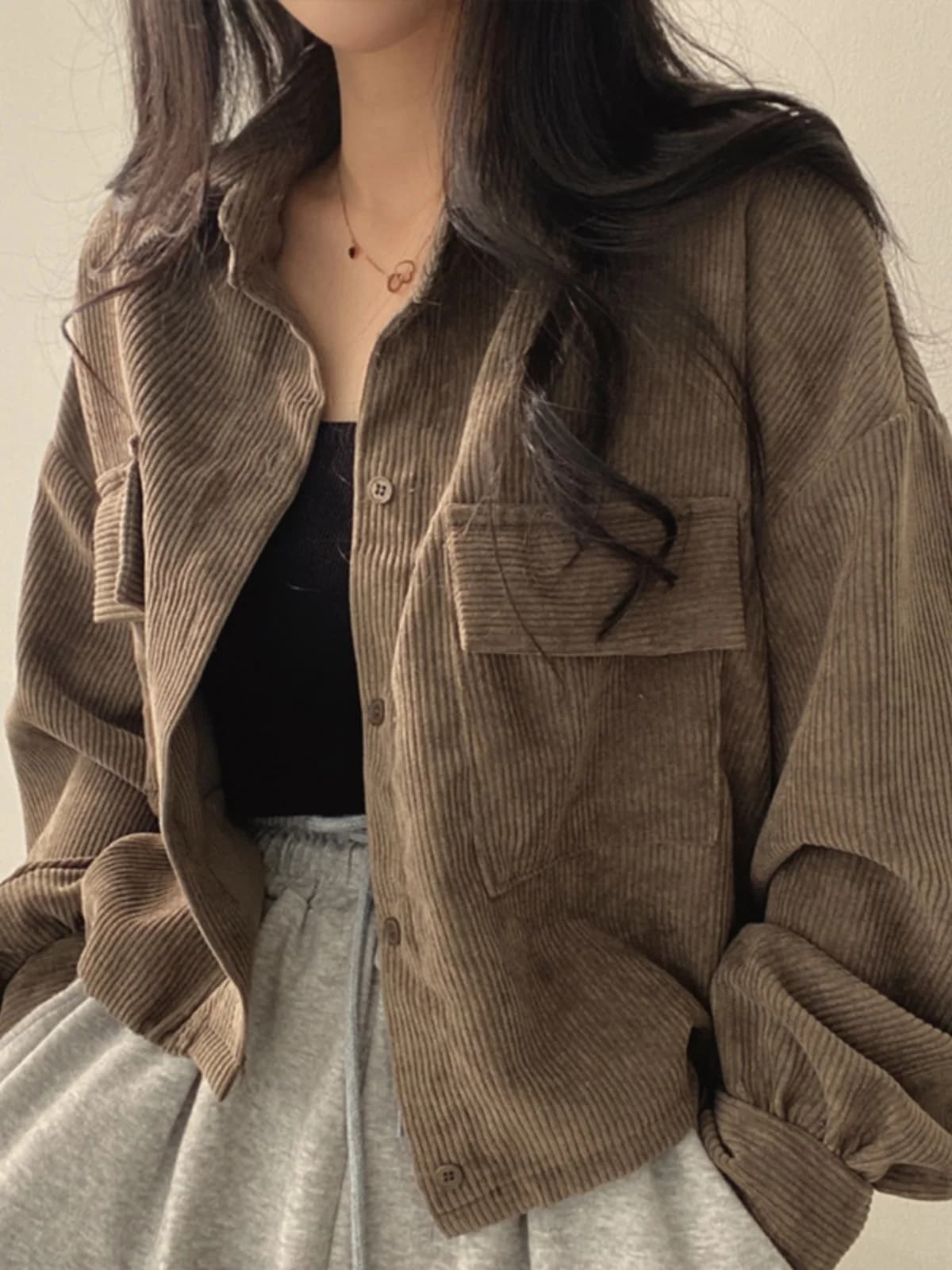 Giacca Corta in Velluto a Coste da Donna Nera Design Sensazionale Stile Autunno 2023 Nuovo Cardigan Aperto Grigio Sensazione di Lusso Piccola Produzione