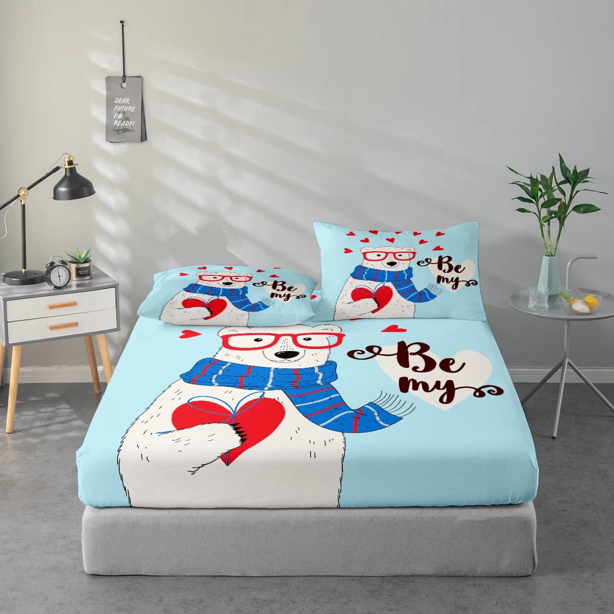 Set of sheets with bear print that wears red glasses and holds a red heart with blue scarf, set of sheets with print, mattress protectors and matching pillowcases, set of high-definition printed sheets includes 1 sheet + 1 or 2 pillowcases (1 pillowcase for size 60*100cm and 72*132cm, the other sizes include 2 pillowcases), suitable for bedroom and guest room, ultra-soft washing machine