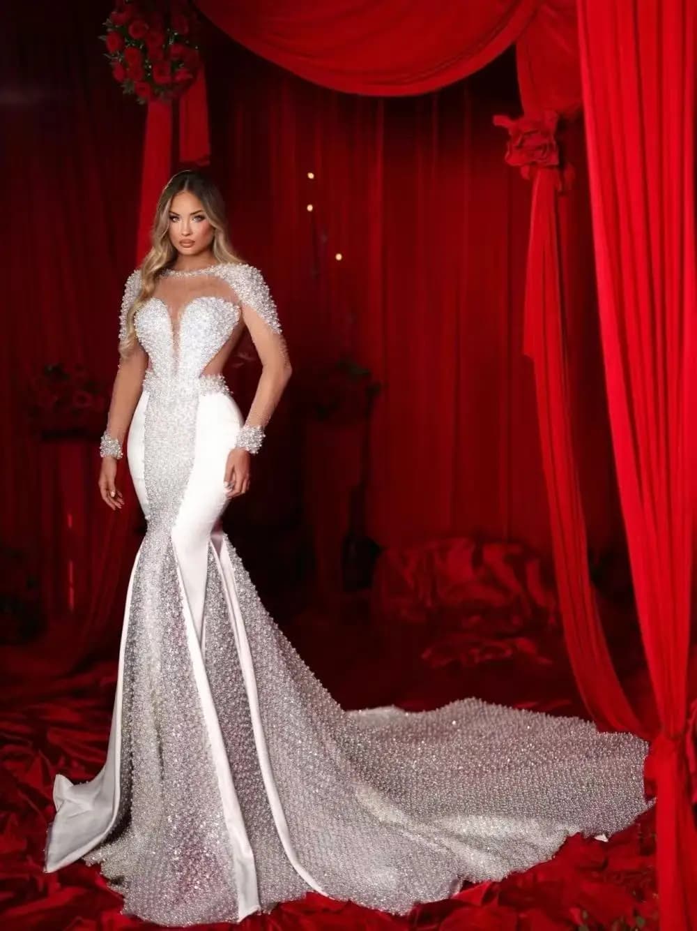 Abito da Sposa Lungo Stile Sirena con Perle Uniche e Maniche Illusione, Abito da Sposa Personalizzato in Raso Delicato per una Sposa Affascinante