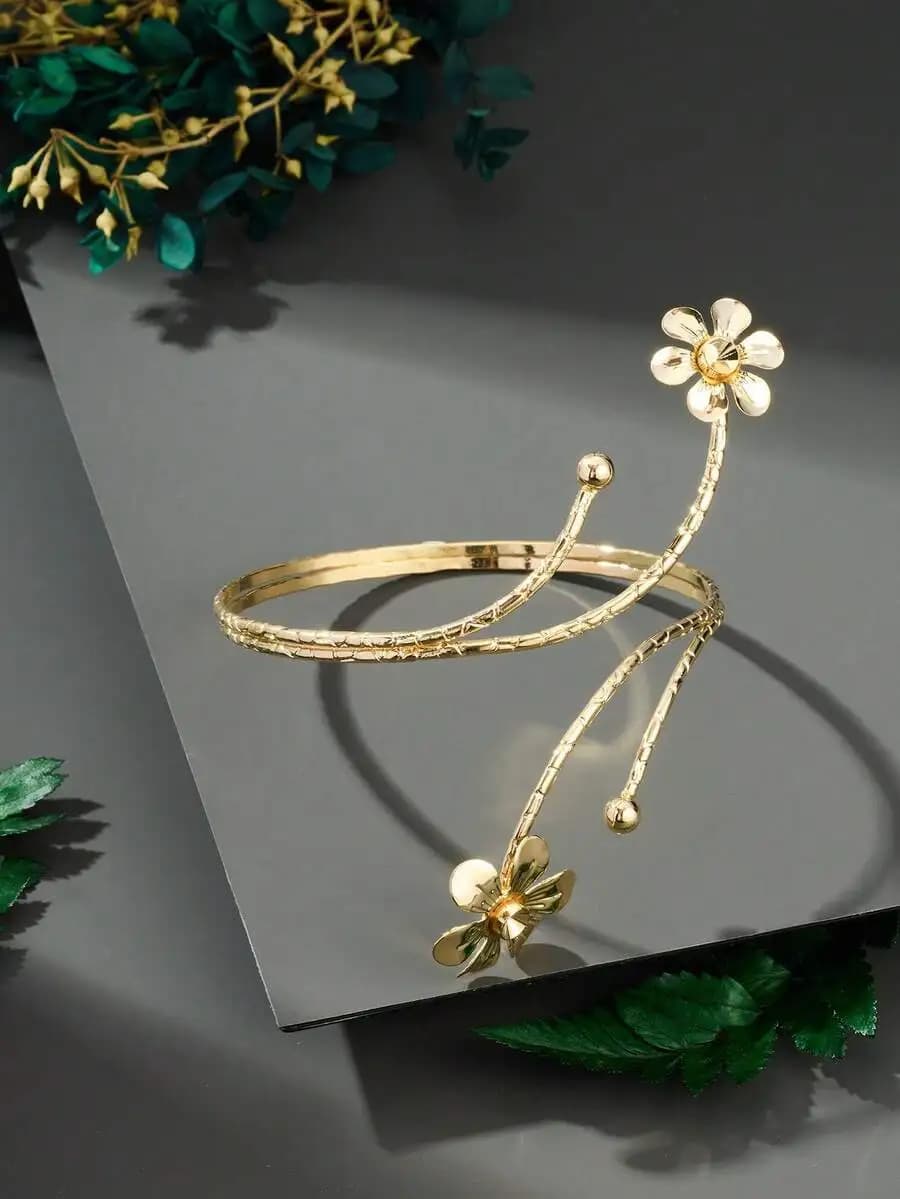 Elegante bracciale a polsino floreale placcato oro, regolabile, in acciaio inossidabile, aperto, per donna, ideale per l'estate e la spiaggia.