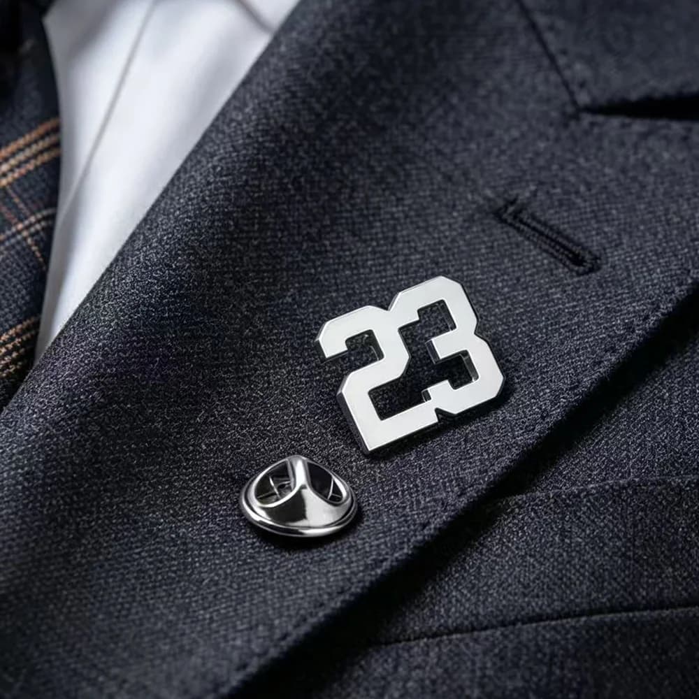 Spilla Personalizzata, Numero Portafortuna, Numero Maglia Sportiva, Numero Tifoso di Calcio, Spilla con Anno di Nascita, Regalo per Papà e Figlio