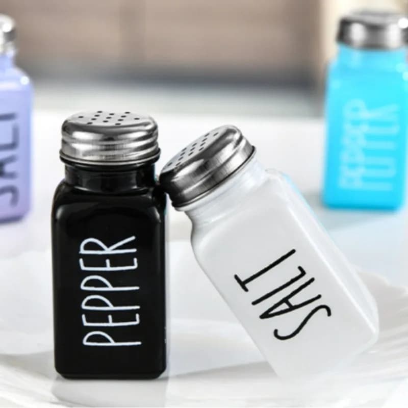 Set di bottiglie di condimento in vetro bianco nero creativo da 80 ml Set di peperoni coreani Confezione da 2 contenitori di sale per spezie Cucina di casa Decora forniture