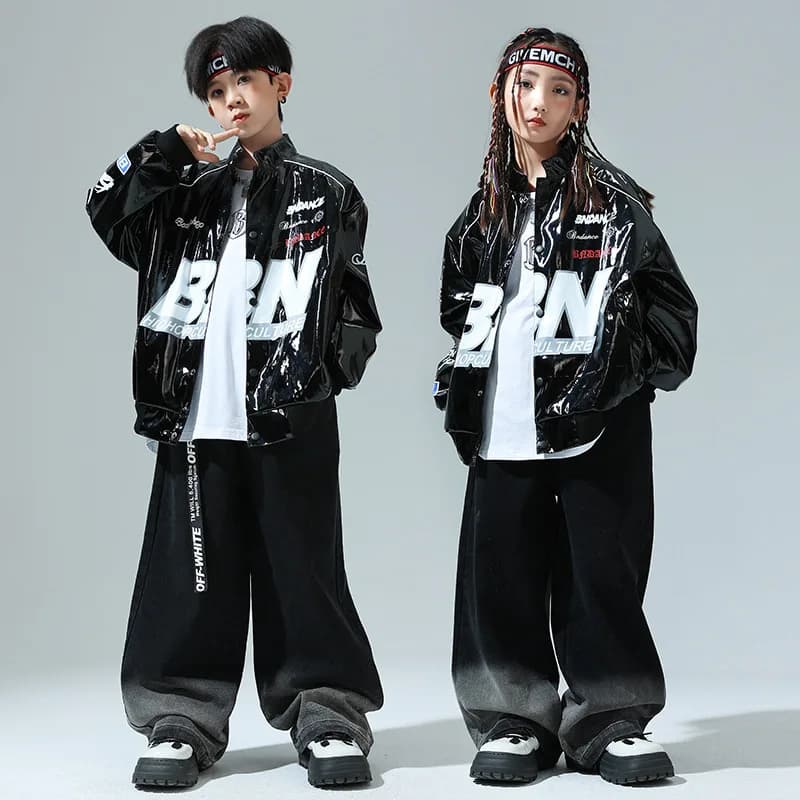 Abbigliamento Hip Hop Kpop per bambini Giacca da motociclista con stampa PU nera Pantaloni jeans denim a gamba larga casual per abiti da ballo per ragazza ragazzo