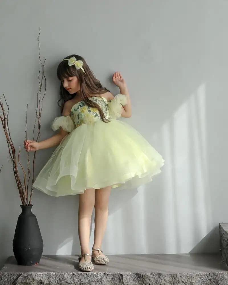 Abito da ragazza di fiore giallo con applicazioni in pizzo con spalle scoperte senza spalline in tulle a trapezio abito al ginocchio abito da compleanno prima comunione