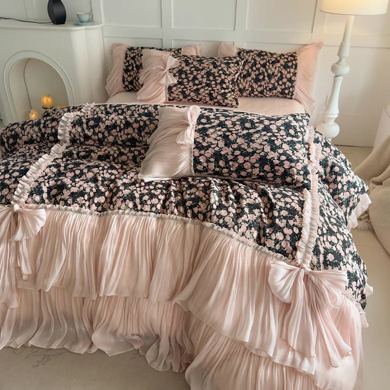 Set Princess Bed Linen with Vintage Floral Print and Volant, in Egyptian Cotton: Bed linen, Bed linen, Bed linen, Bed linen and towels