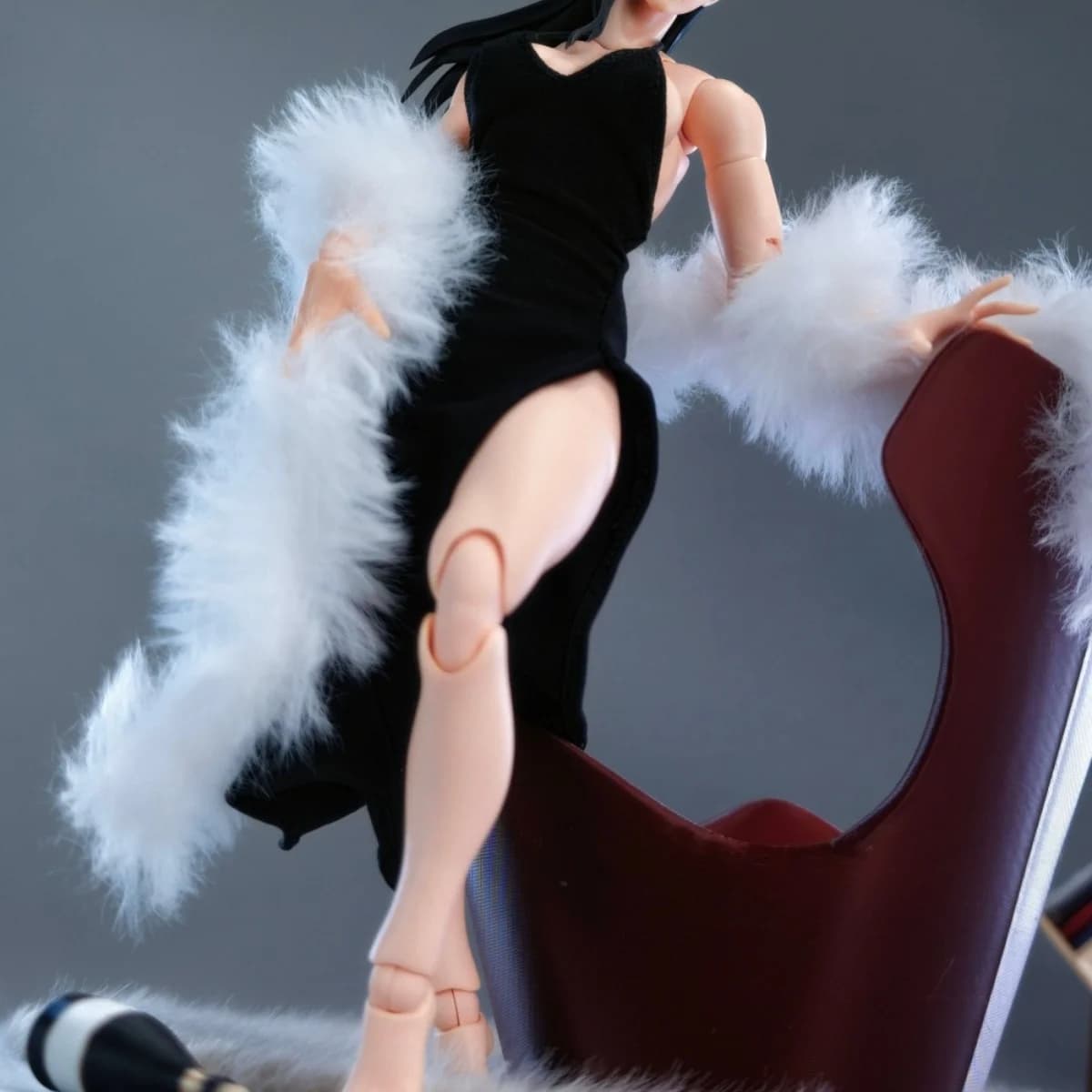 【Set di abbigliamento】 Abito da sera sexy fatto a mano 1/12 con spacco laterale e schiena scoperta, set con scialle in peluche, adatto per action figure FURY TOYS/ NT-04 da 6 pollici