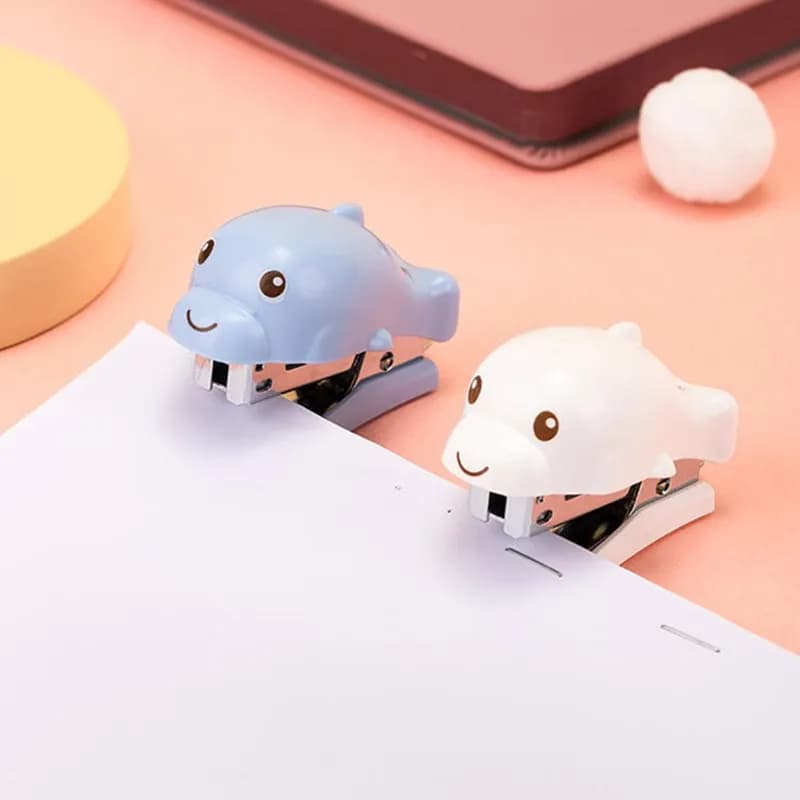 Deli portatile carino mini manuale cucitrice per delfini set forniture per ufficio scolastico strumento di rilegatura di file aziendali regalo di cancelleria per studenti
