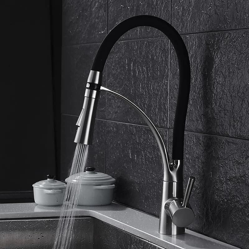 Rubinetto da Cucina Estraibile in Ottone Massiccio Nero Miscelatore Acqua Calda e Fredda Montato sul Piano con Design a Tubo in Gomma