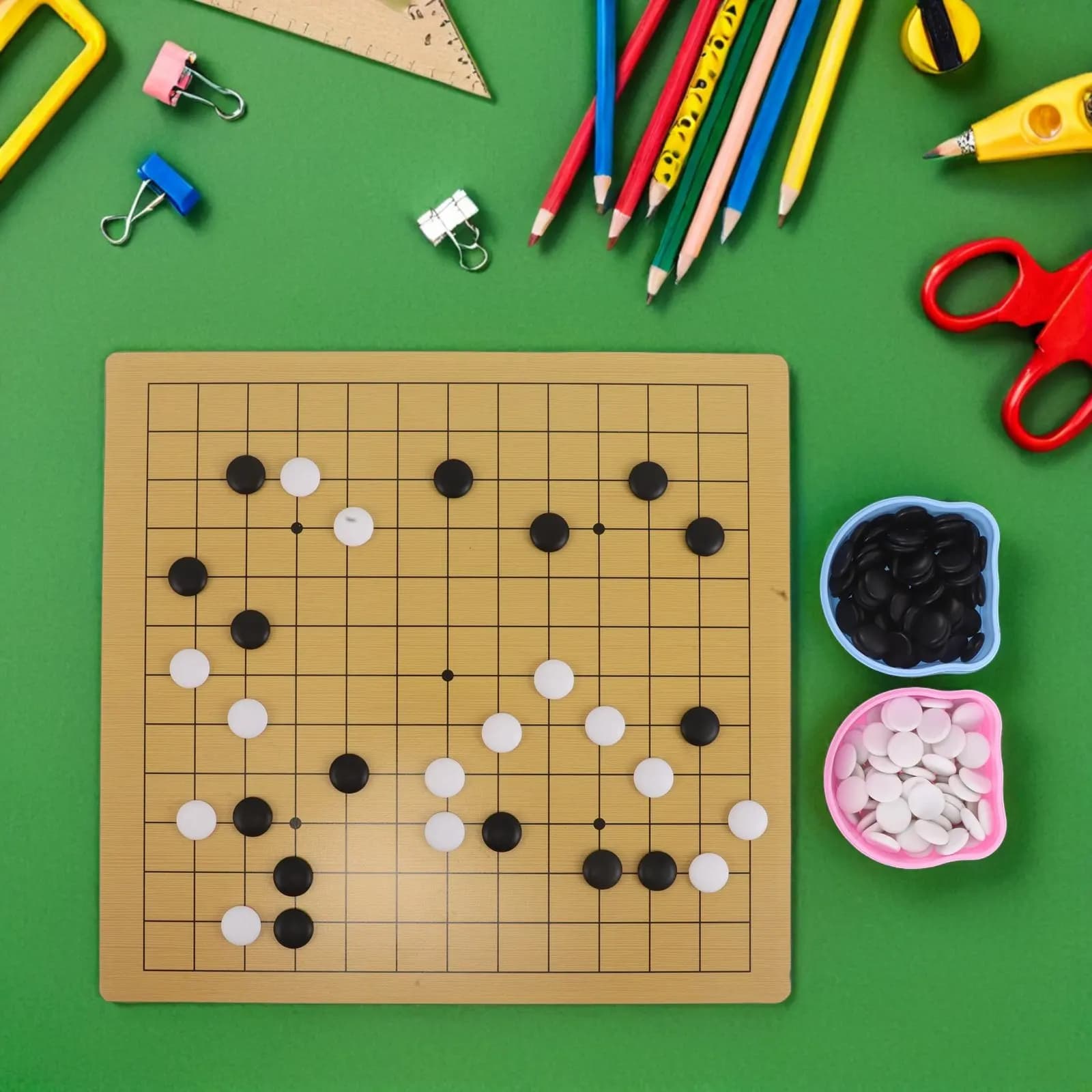 Set da Gioco Go per Bambini, Tavola Bifacciale 9x9 13x13, Design con Orso Cartoonesco per Principianti, Gioco da Tavolo Strategico Portatile e Leggero per Famiglie