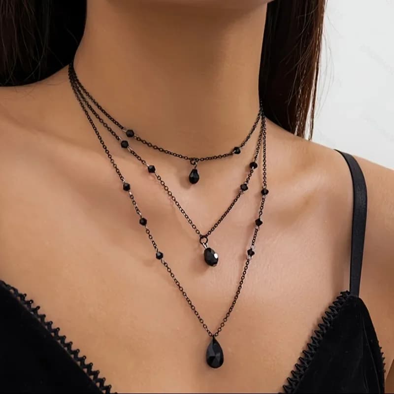 3 eleganti collane con frange nere e strass - perfette per l'abbigliamento da festa delle donne, come regalo di Natale per buoni amici.