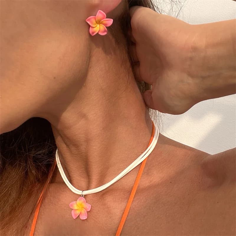 Fashion Simple Resin Frangipani Flower Necklace & Earrings Set for Women Gradient Color Plumeria Choker Chain Beach Jewelry Gift