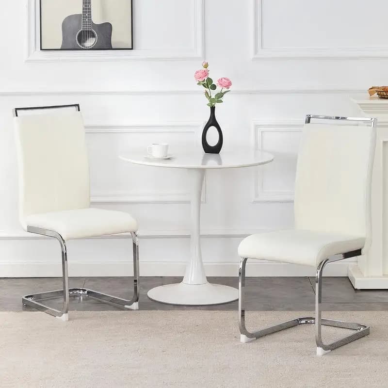 Sedie da pranzo eleganti: design confortevole e stabile con tessuto bianco e gambe in metallo argentato, perfette per qualsiasi decorazione domestica
