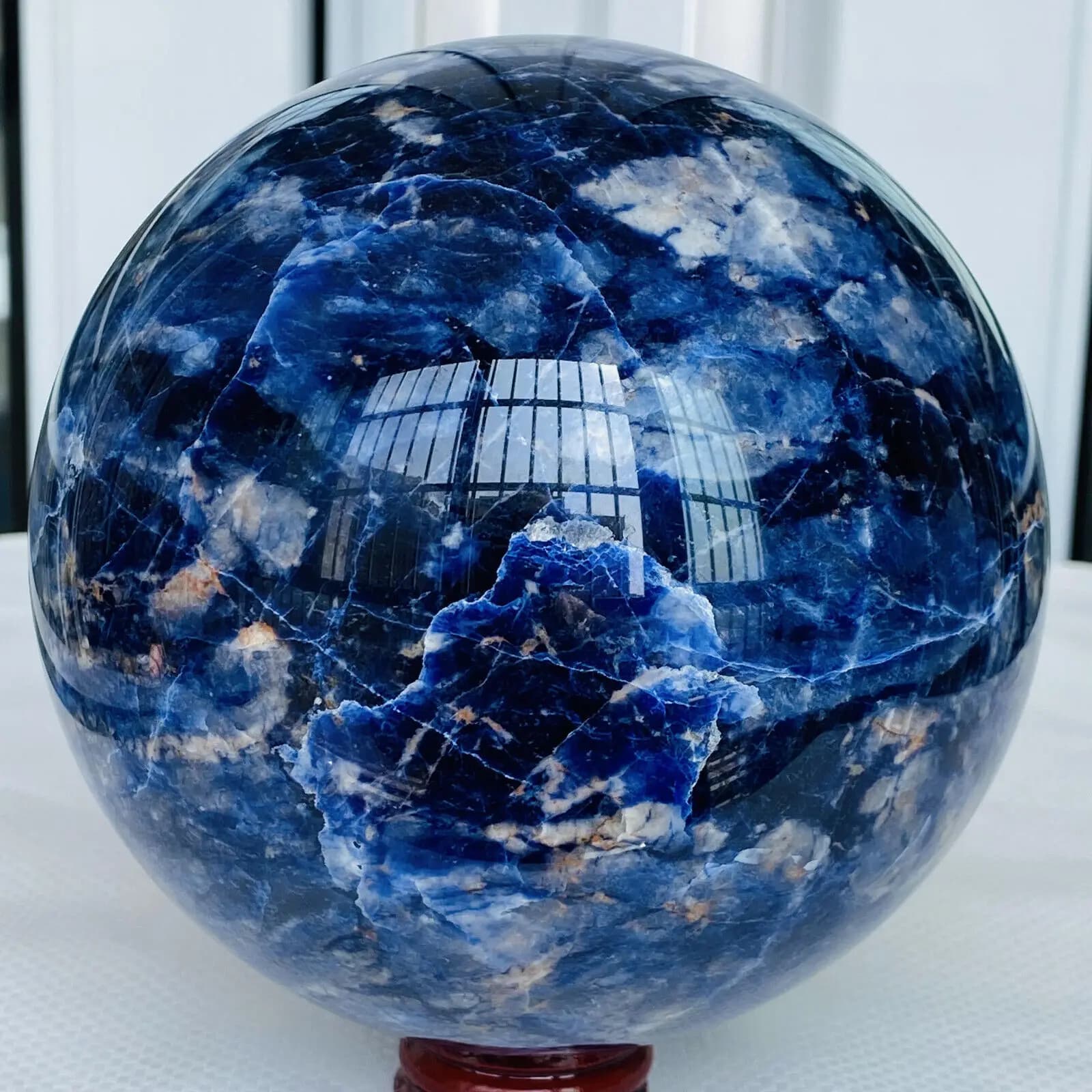 Pietra di quarzo di pietra preziosa di cristallo di guarigione della sfera di Sodalite blu naturale