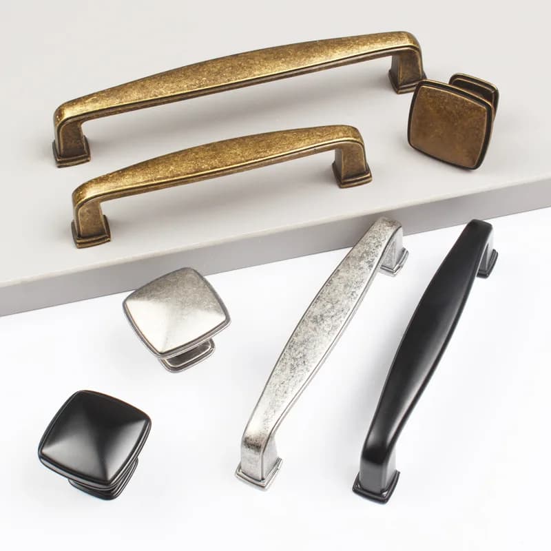 Maniglie per guardaroba in ottone antico, nero e argento; maniglie per ante di armadietti e scarpiere; pomelli per cassetti monoforo; ferramenta per mobili
