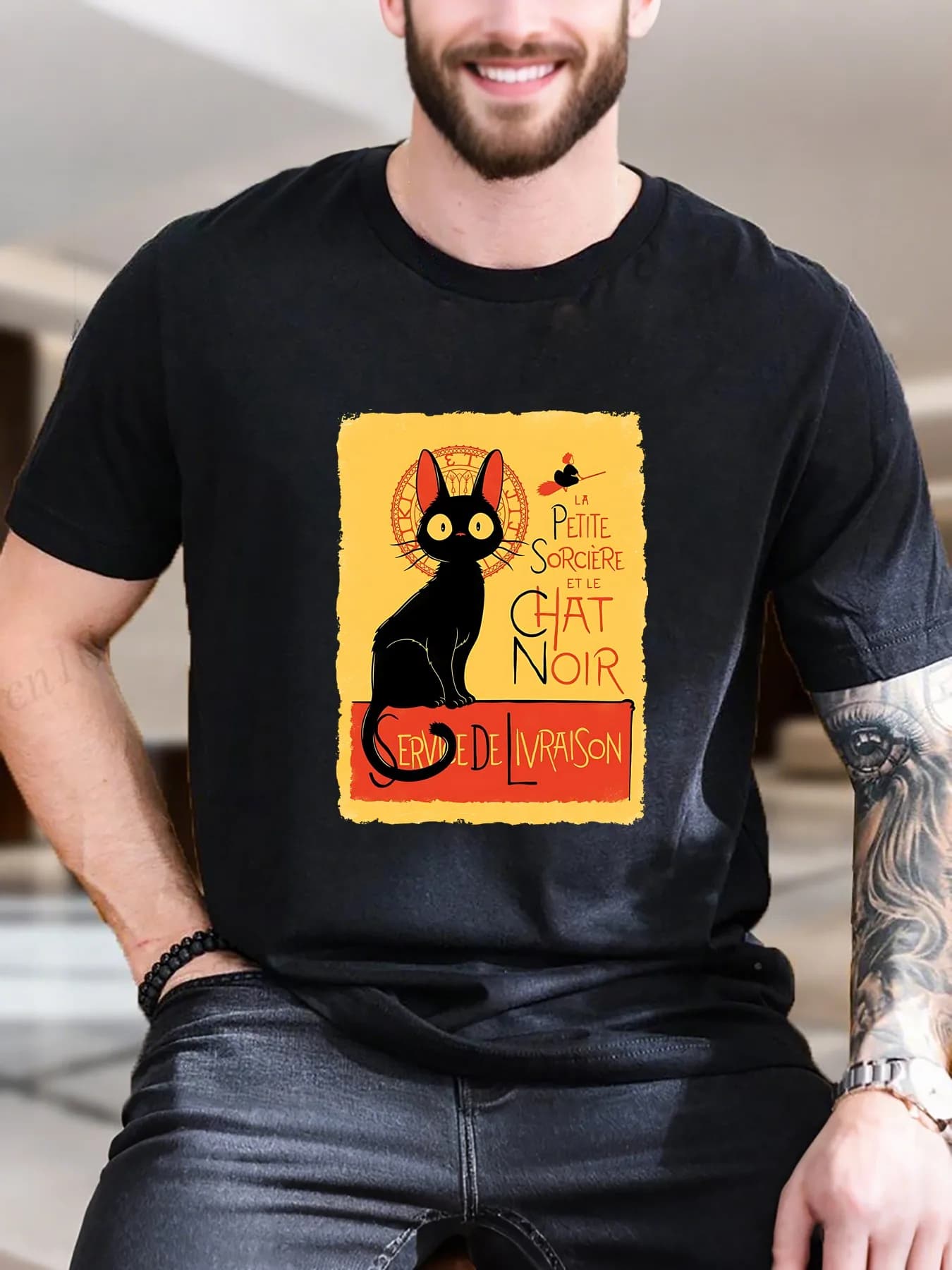 T-shirt a maniche corte stampata da uomo - T-shirt in cotone con gatto nero giocoso su cartello in legno, top casual traspirante e morbido per l'estate, alla moda