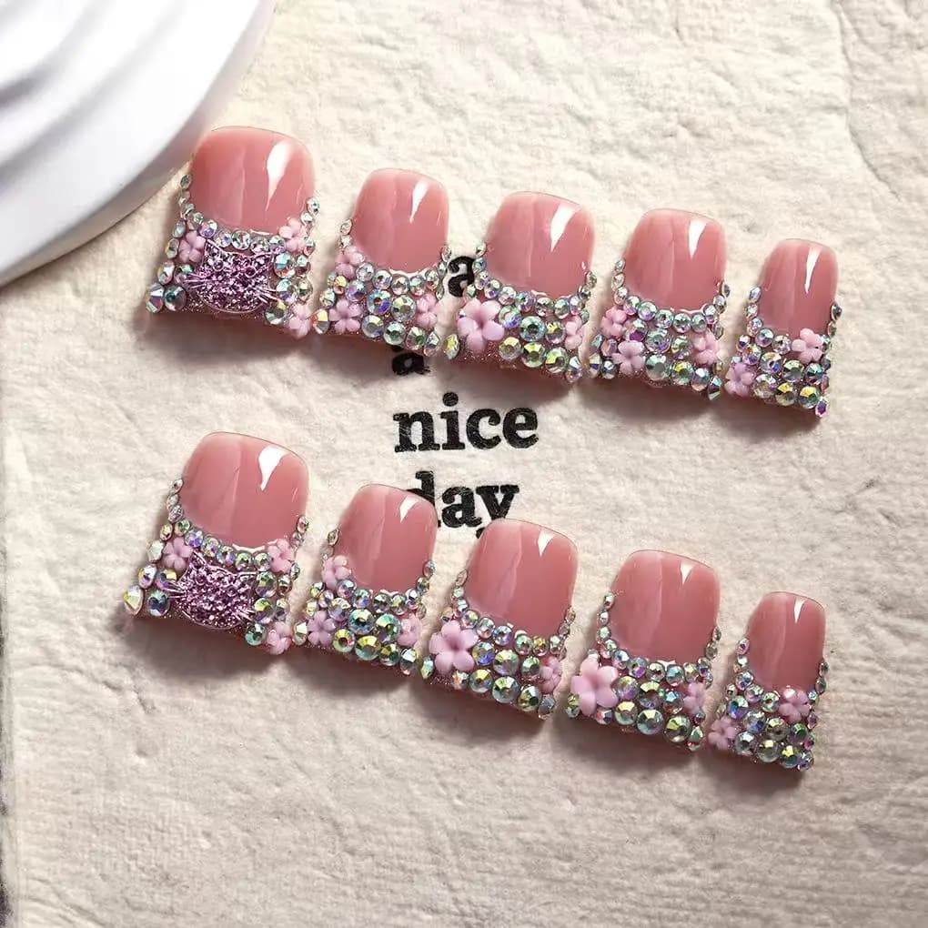 10 pieces of high range, sweet and refined style, three-dimensional hand-painted carving, glittering diamonds across the surface, French Tip hand-made nails.
