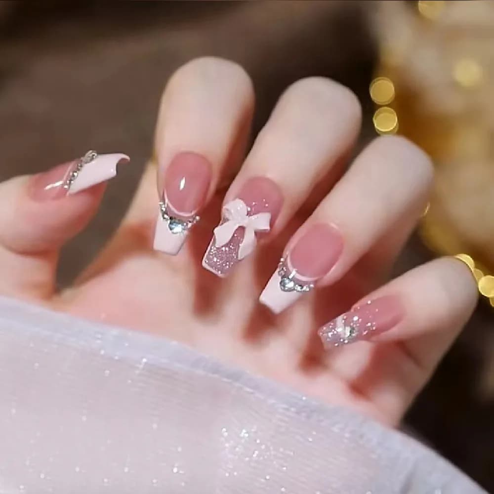 24 pz. Unghie Finte Bianche Argento French Press-on con Fiocco, Perle e Strass a Cuore, Lunghe a Coffin, per Nail Art
