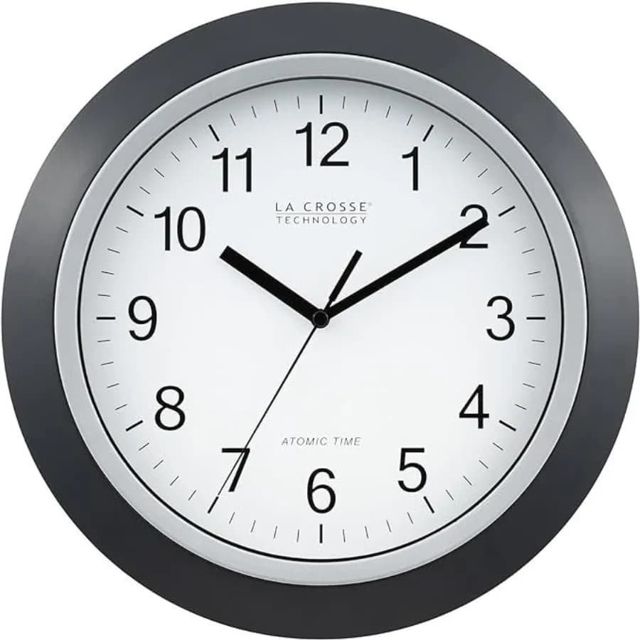 Orologio da parete per ufficio, movimento al quarzo atomico analogico, cassa in plastica nera con quadrante bianco e lancette nere, cronometraggio preciso.