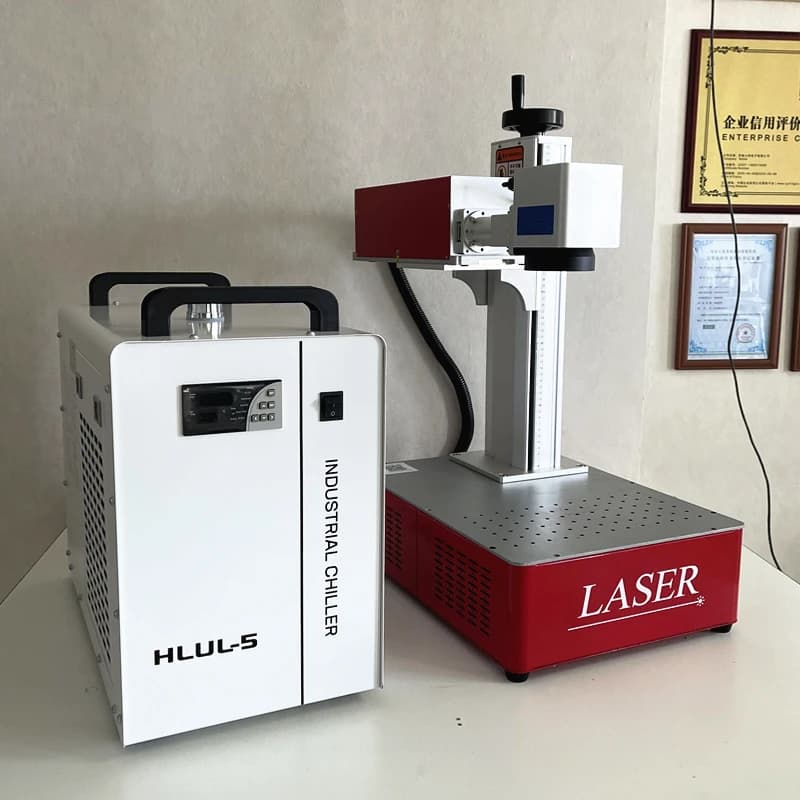 Macchina per marcatura laser a fibra mini desktop LYBGACNC con asse di rotazione aggiornato, asse a rulli, 20W 30W 50W 60W JPT per incisione su metallo