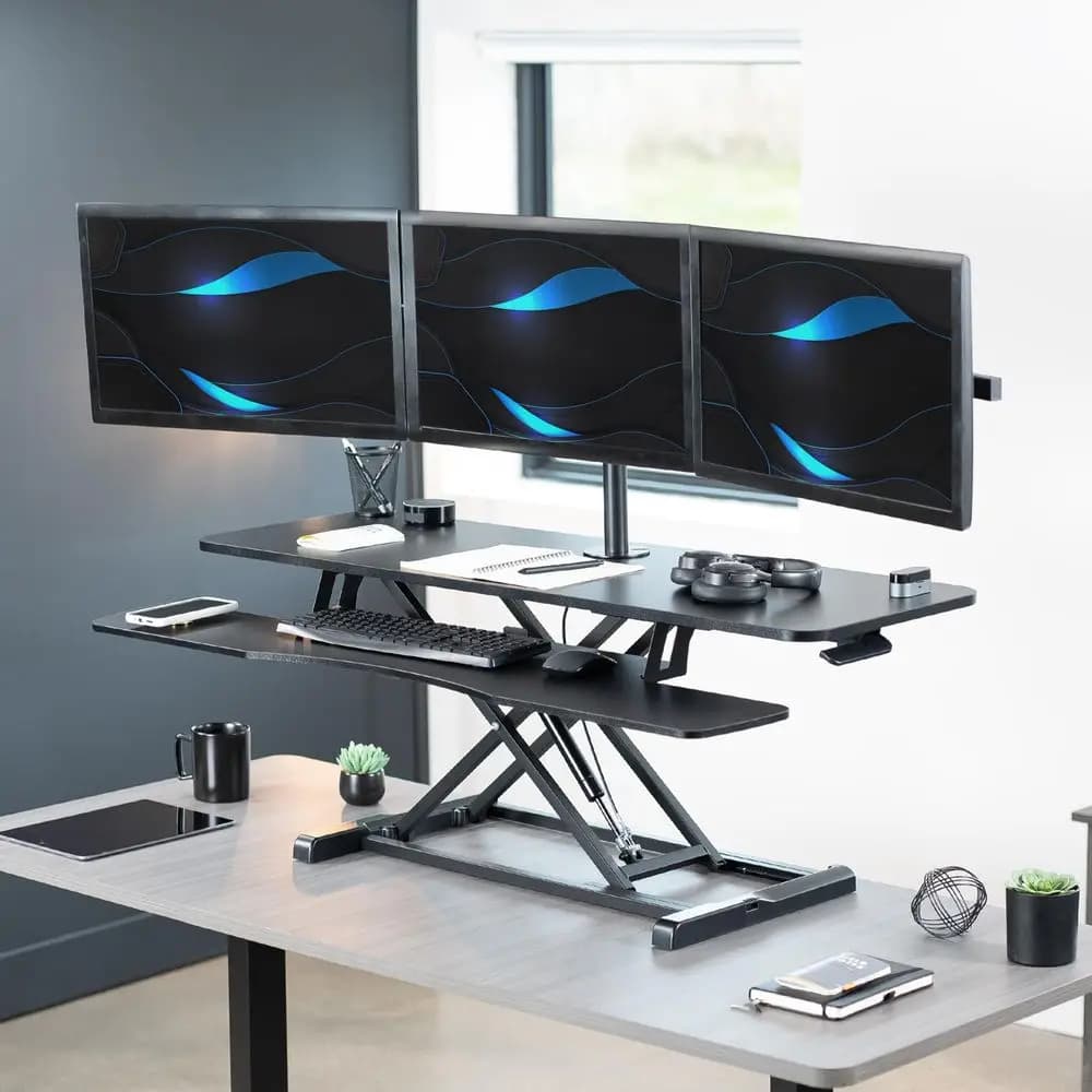 Convertitore per scrivania regolabile in altezza da 48 pollici con supporto triplo per monitor da 21,5 a 27 pollici, supporto per scrivania extra large, nero, DES