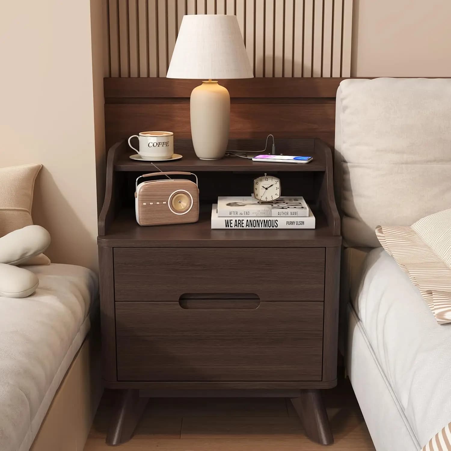 Comodino con Stazione di Ricarica, Comodino Alto 53 cm con 2 Cassetti Contenitori, Comodino in Legno con Maniglia Nascosta, Personalizzabile