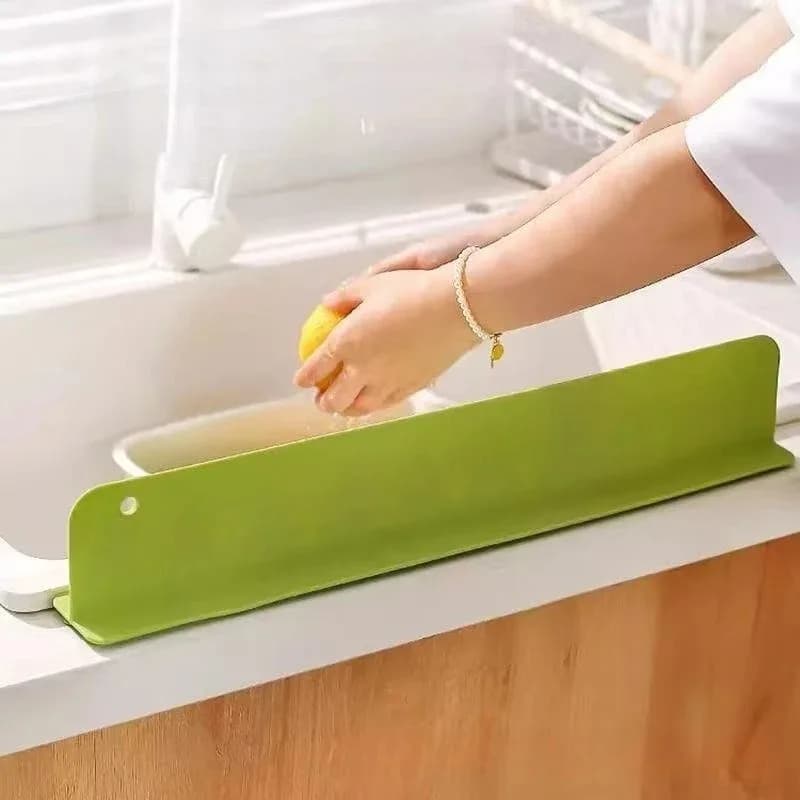 Silicone sprayers for sink, waterproof, with anti-slip suction cup, spray barrier to wash dishes, kitchen accessories