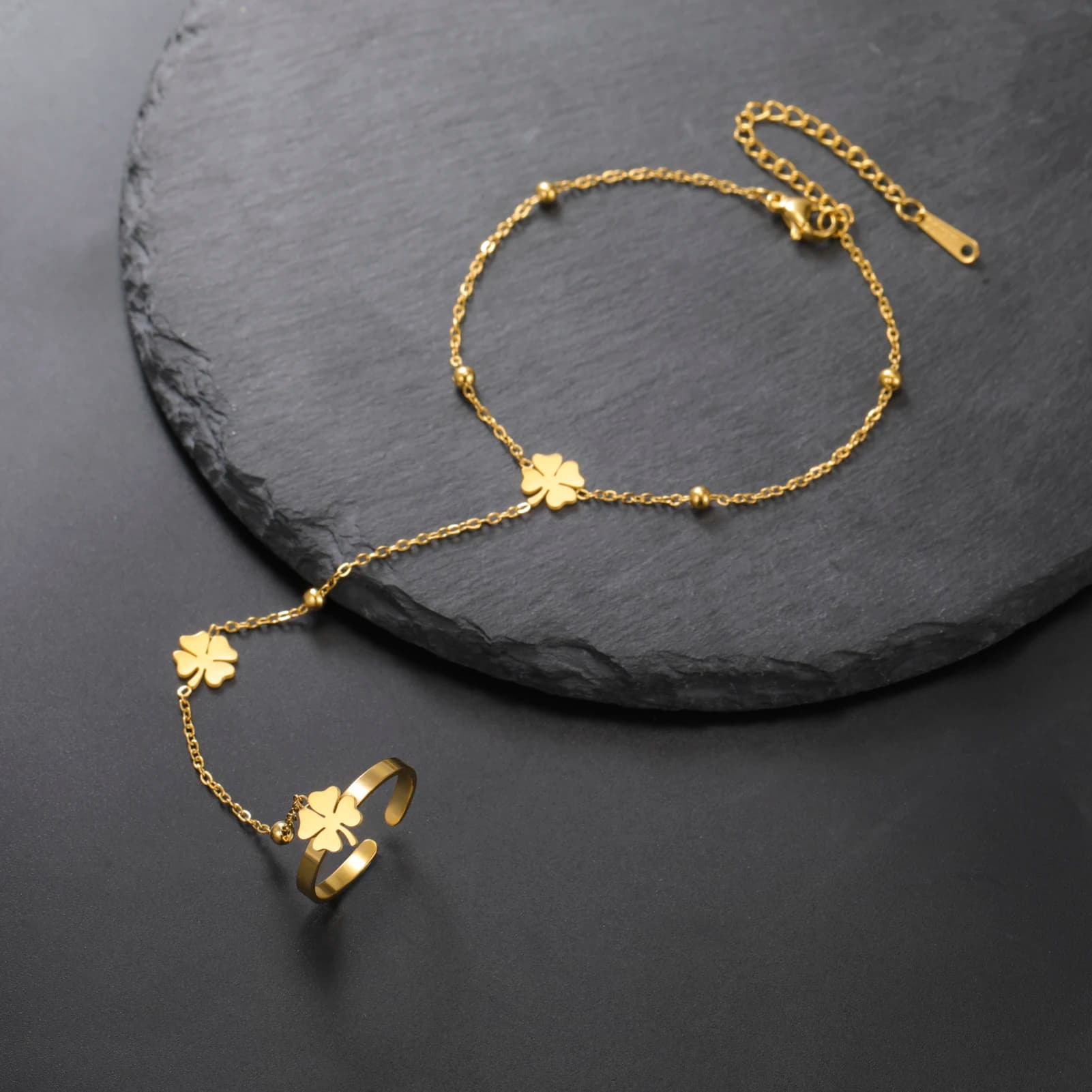 Bracciale a catena a mano alla moda Unift con anello a trifogli fortunati Bracciale hip-hop in acciaio inossidabile per gioielli da donna con imbracatura a mano legata