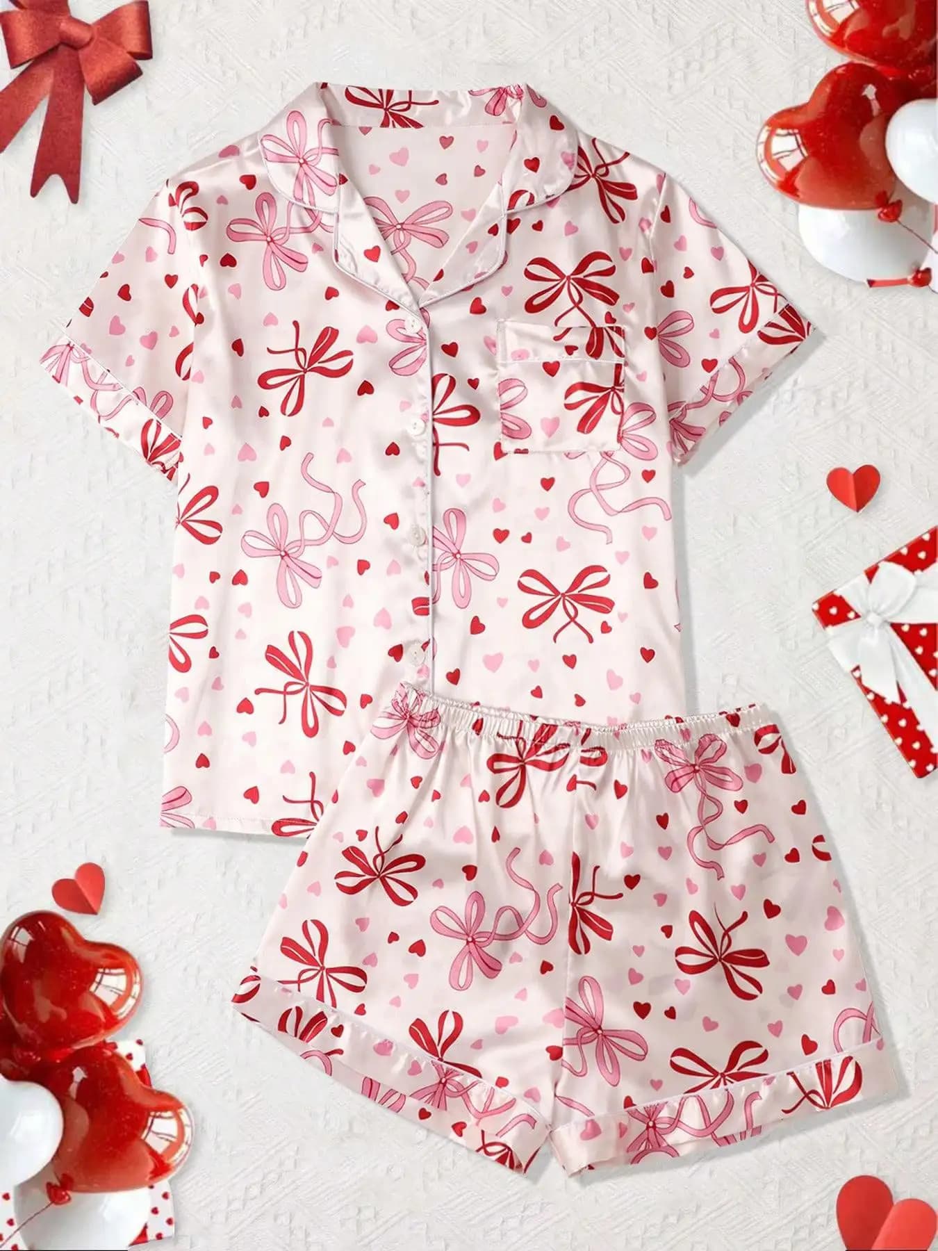 Short pajamas set with print of bows and hearts - Top with buttons and shorts, soft nightwear in satin for women