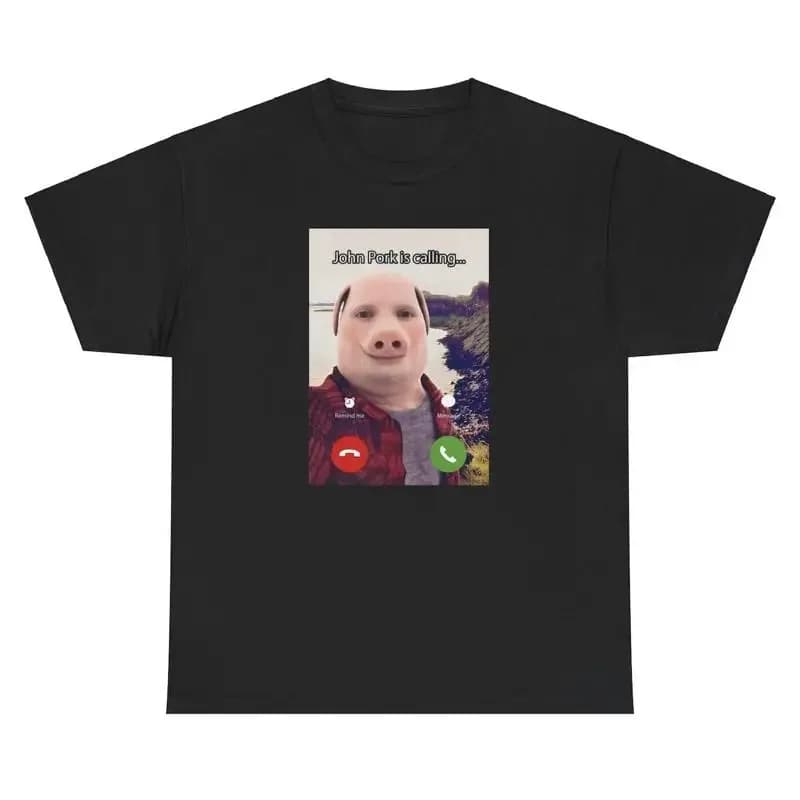 John Pork sta chiamando T Shirt Divertente Gen Z Pop Culture Meme T-shirt straniamente specifica