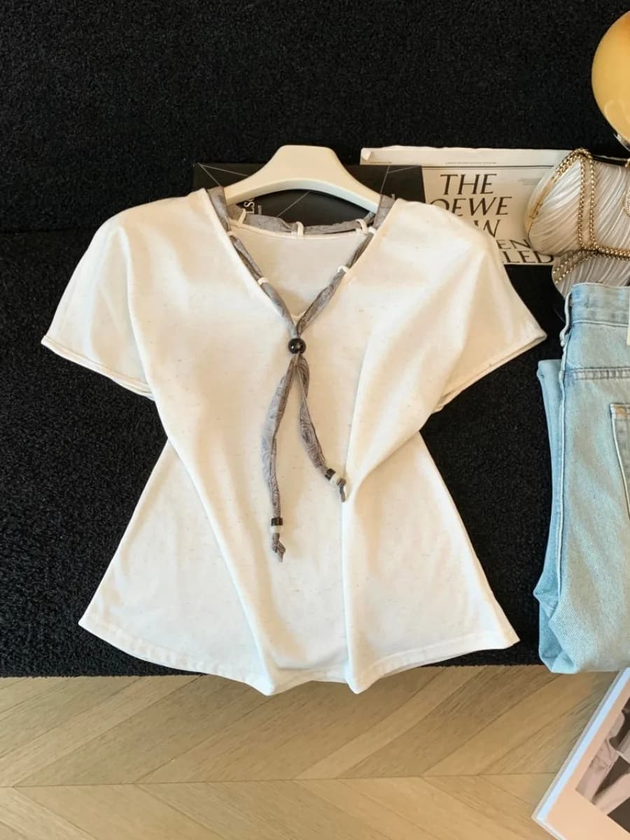 T-shirt slim fit a maniche corte da donna, nuovo stile estivo, scollo a V, design con foulard in seta, top leggero con spalle scoperte, maglia quotidiana in maglia