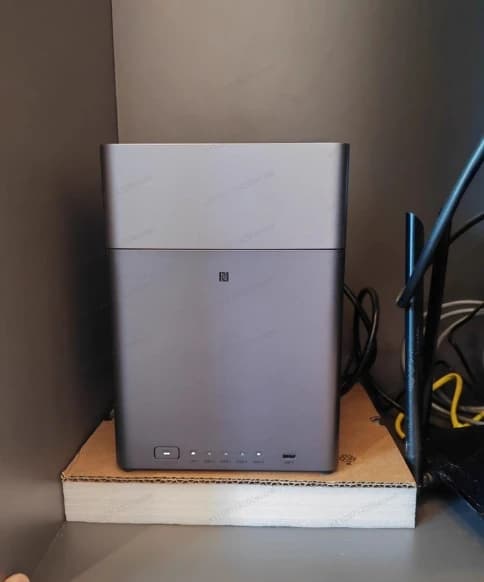 DH4300Plus NAS a 4 Bay per Archiviazione Cloud Domestica | HDD Universale da 3,5/2,5 Pollici, Server Personale con Backup Foto AI e Connessione NFC
