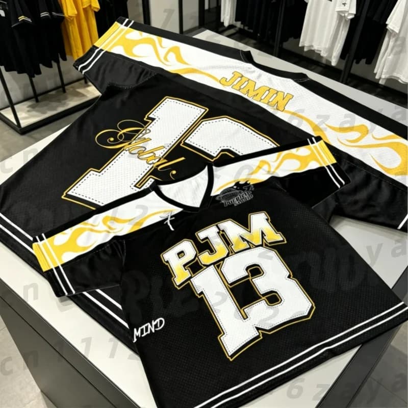 Maglia da Calcio Uomo 2026 Ispirata a Jimin, Nera e Oro Fiamma, Streetwear con Scollo a V, Leggera e ad Asciugatura Rapida, per Tifosi e Set Genitore-Figlio