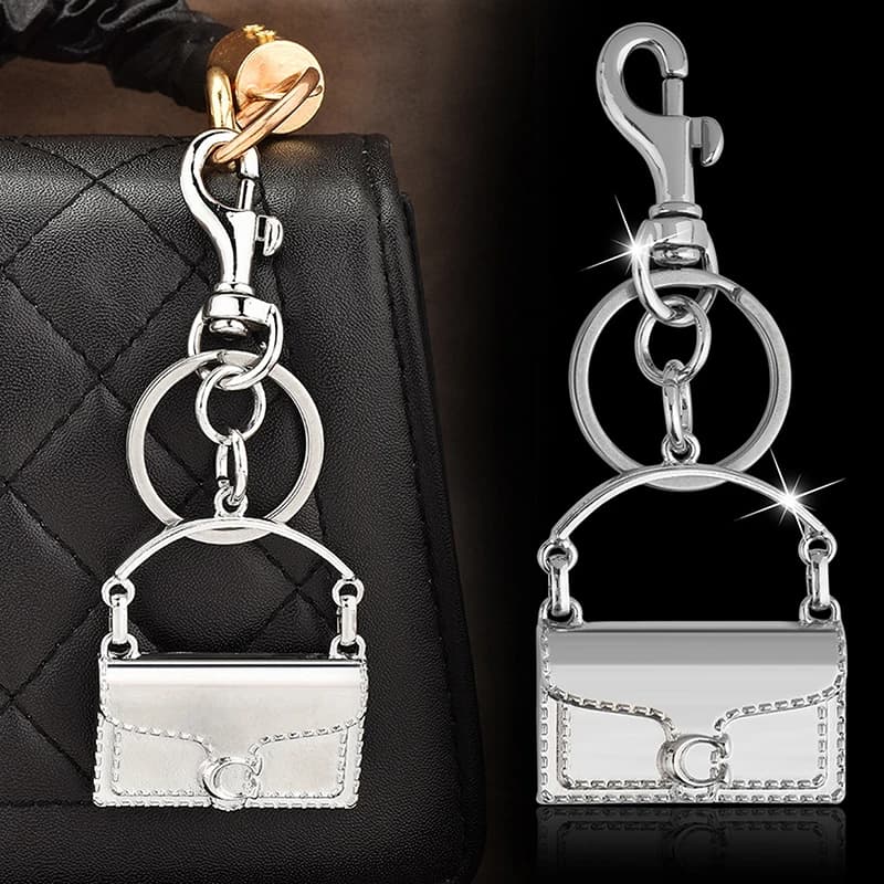Ciondolo portachiavi a forma di mini borsa squisita alla moda per le donne Gingillo Portachiavi in metallo Zaino Decorazione Accessori Regali