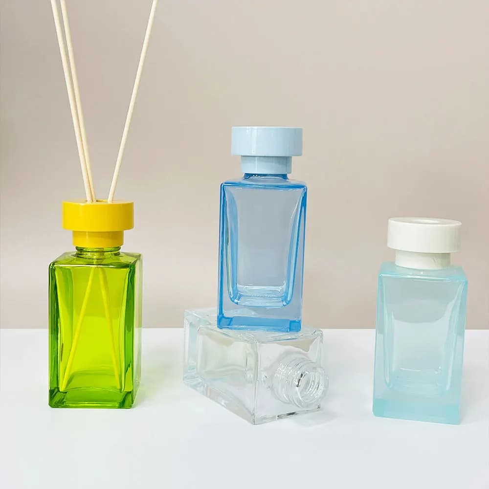 Bottiglia colorata con diffusore vuoto in vetro per aromaterapia quadrata da 100 ml con coperchio