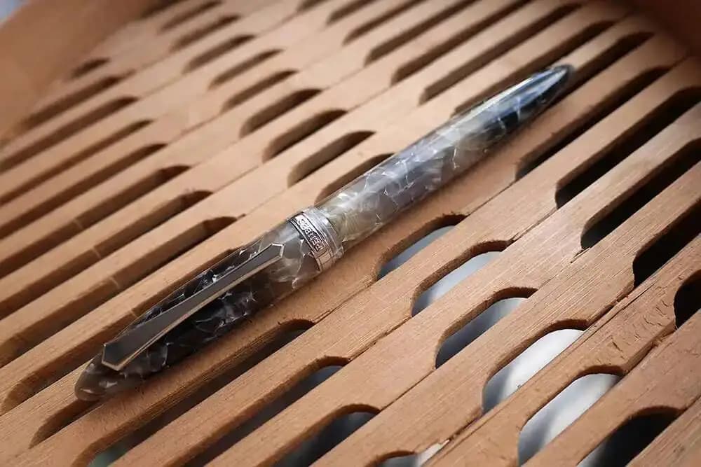 Penna stilografica in resina acrilica Pennbbs 480 dallo stile unico
