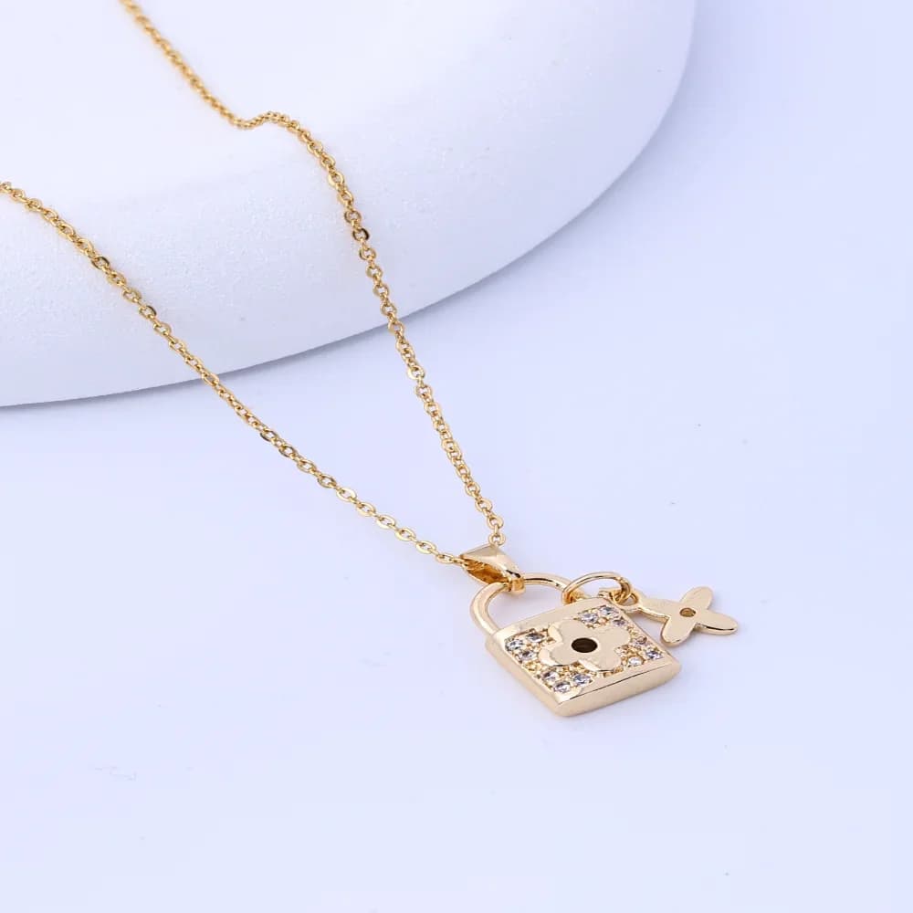 Bellissima collana da donna: catena di clavicole in acciaio al titanio di lusso leggero con pendente con chiusura a micro diamante intarsiato, alla moda a
