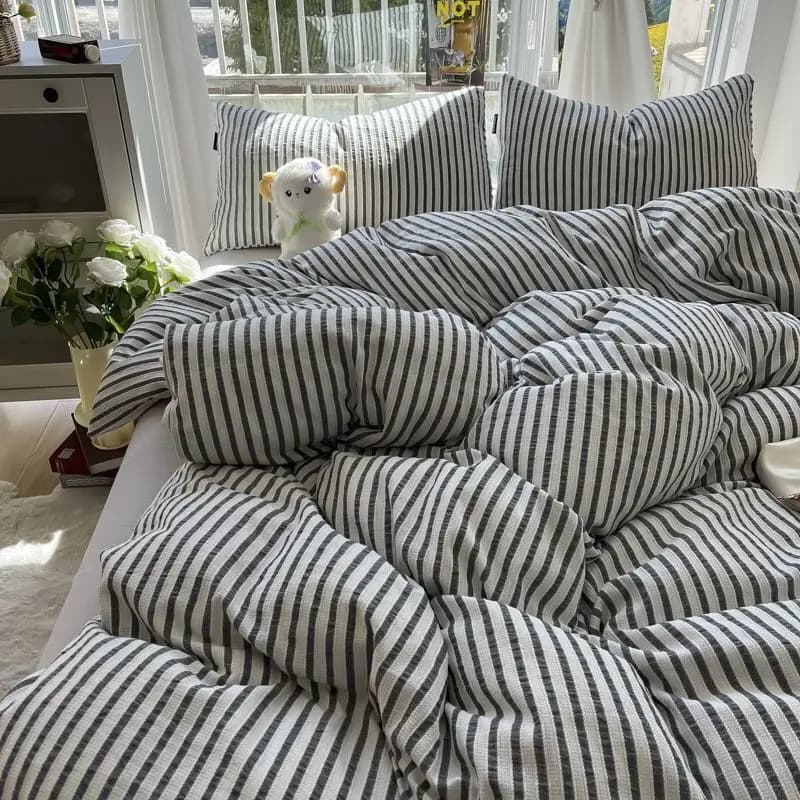 Set letto quattro pezzi con lenzuola seersucker color crema, copripiumino in cotone lavato