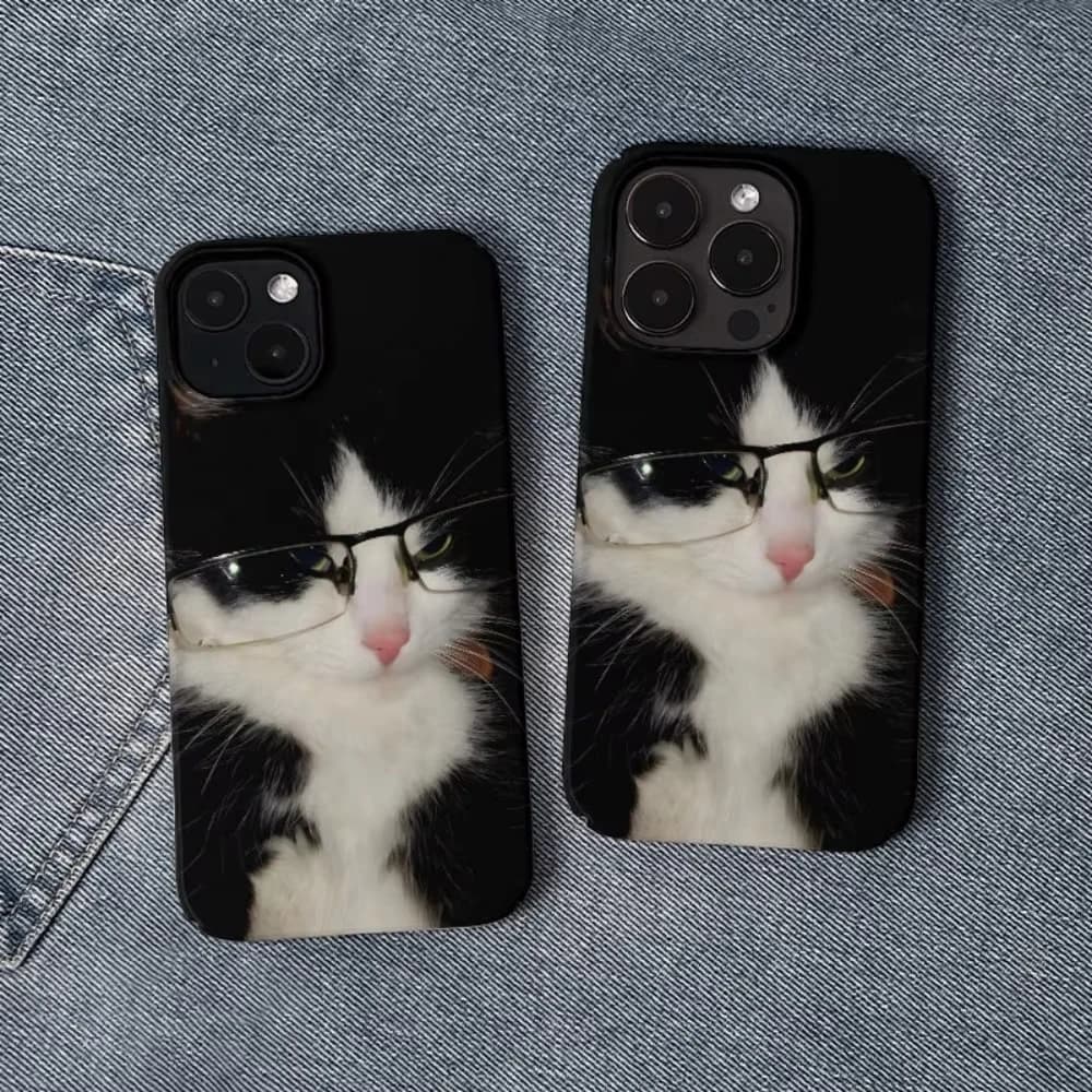 Anti-shock silicone phone case with cute and seductive kitten design for iPhone 17 Air 16 Pro Max 15 14 Plus 13 12 Mini 11 Pro