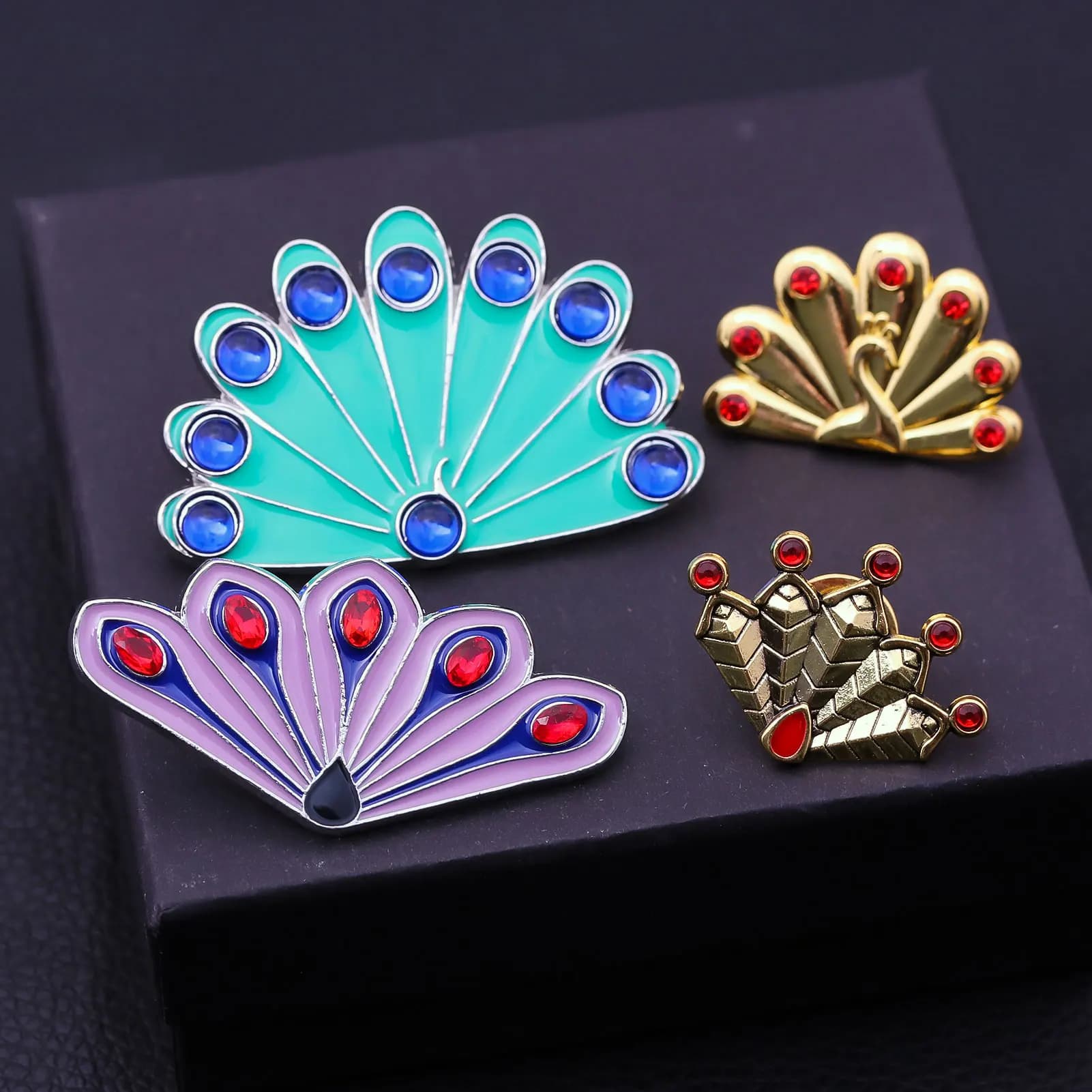 Anime Creative Fantail Spilla Cristallo Diamante Pavone Ape Animale Pin Gioco di ruolo Puntelli Uomini e donne Zaino Gioielli Regalo