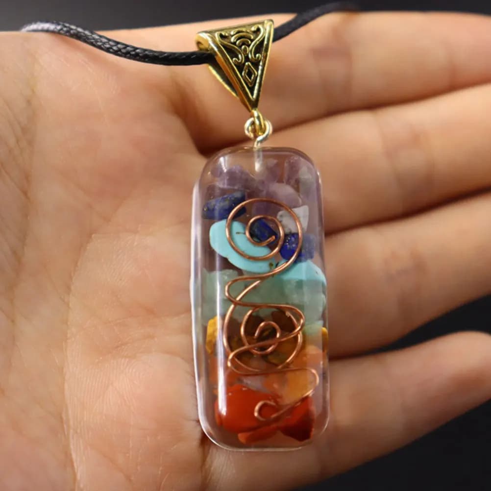 Collana con Ciondolo Creativo in Ghiaia, Gioiello Artigianale Unico in Pietra Epossidica, Texture Naturale Colorata, Elegante per Uso Quotidiano e Feste