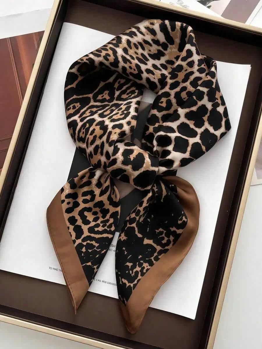 1 Pezzo Sciarpa Quadrata di Lusso con Stampa Leopardata, Foulard in Seta Sintetica per Donna, Decorazione Versatile e Casual, Piccola Sciarpa da Collo