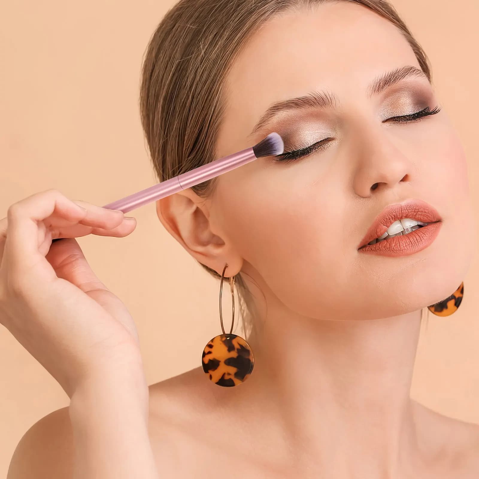 Pennello Trucco Portatile a Doppia Punta, Dorato Opaco Scuro, per Sopracciglia e Ombretto, con Setole Professionali in Fibra e Manico in Alluminio