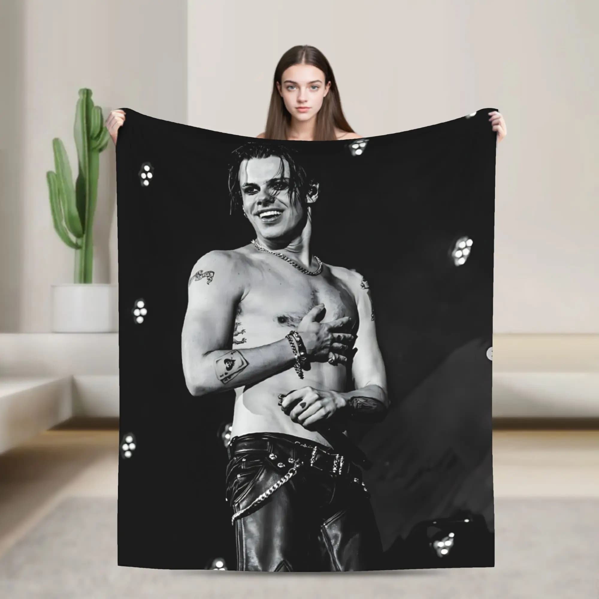 1pc Yungblud Black White Concert Flannel Blanket, All Season Soft Fleece Blanket for Bedroom, Living Room, Camping, Rock Fan Gif