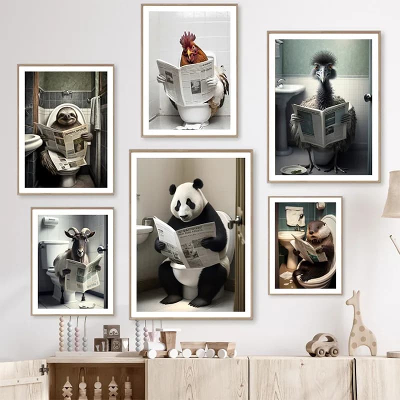 Divertente decorazione da parete per il bagno con panda, capra e gallina sedute sul WC che leggono un giornale, stampa artistica su tela.
