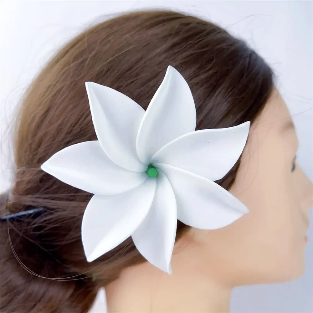 10 pz Bianco 8 cm A Bordo Rotolo 7 petali Schiuma Tiare Fiore Pick Per Capelli Tahiti Gardenia Fiore Dell'orecchio Hula Accessori Per Capelli Festa di Nozze