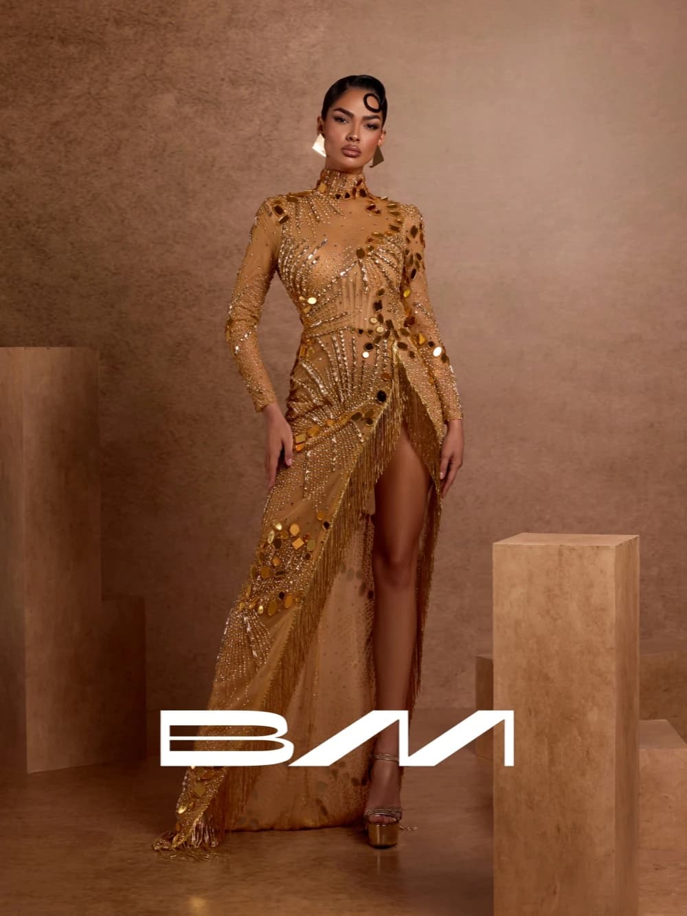 Abito da sera con nappe dorate e specchi delicati Abito da ballo sexy con perline aperte sul retro con abiti ricamati con collo alto alla moda a fessura alta