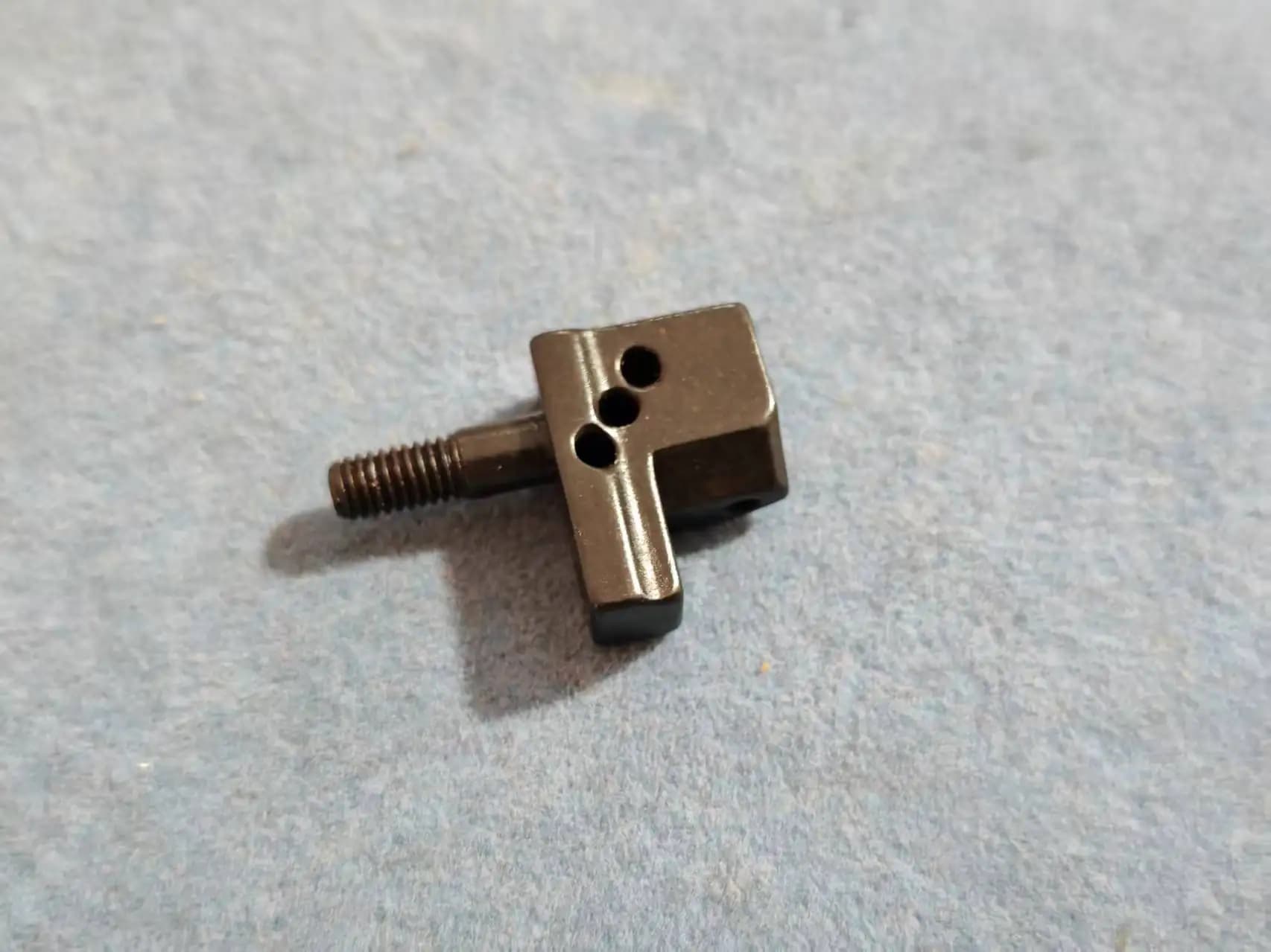 B1409-890-GA0 Morsetto ad ago utilizzato per gli accessori della macchina da cucire juki FM-890-GEM