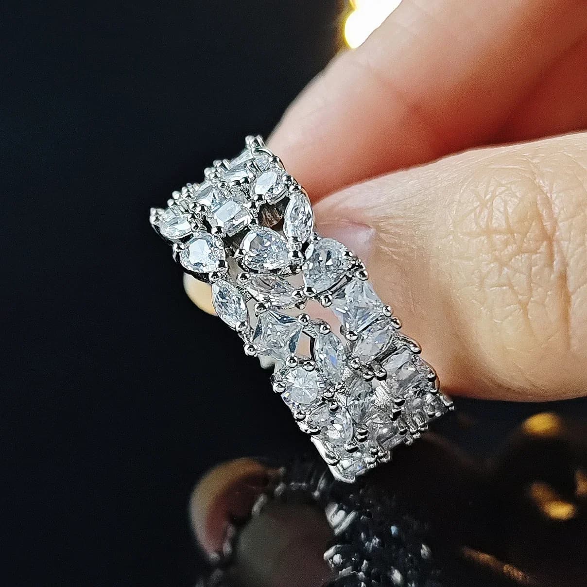 2025 Nuovo anello di lusso per donna Stile di lusso leggero pieno di anello di fidanzamento con zircone F1188b